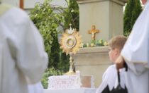 Boże Ciało procesja pod Krzyż Papieski