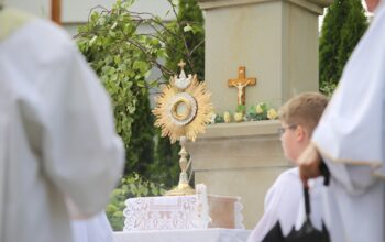 Boże Ciało procesja pod Krzyż Papieski