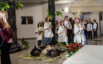 Jasełka w&nbsp;wykonaniu dzieci z&nbsp;klasy III – galeria zdjęć